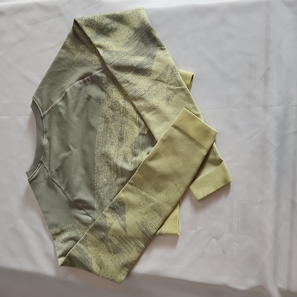 Gymshark Workout Crop Top Medium Long Sleeve Athleisure Wear - Picture 3 of 5